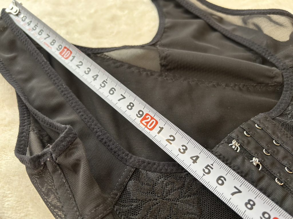 コルセットをスケールで計って比較している写真1