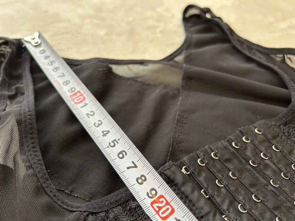 コルセットをスケールで計って比較している写真3